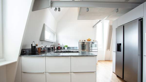 Gaskochfeld als Herzstück einer massgeschneiderten Küche